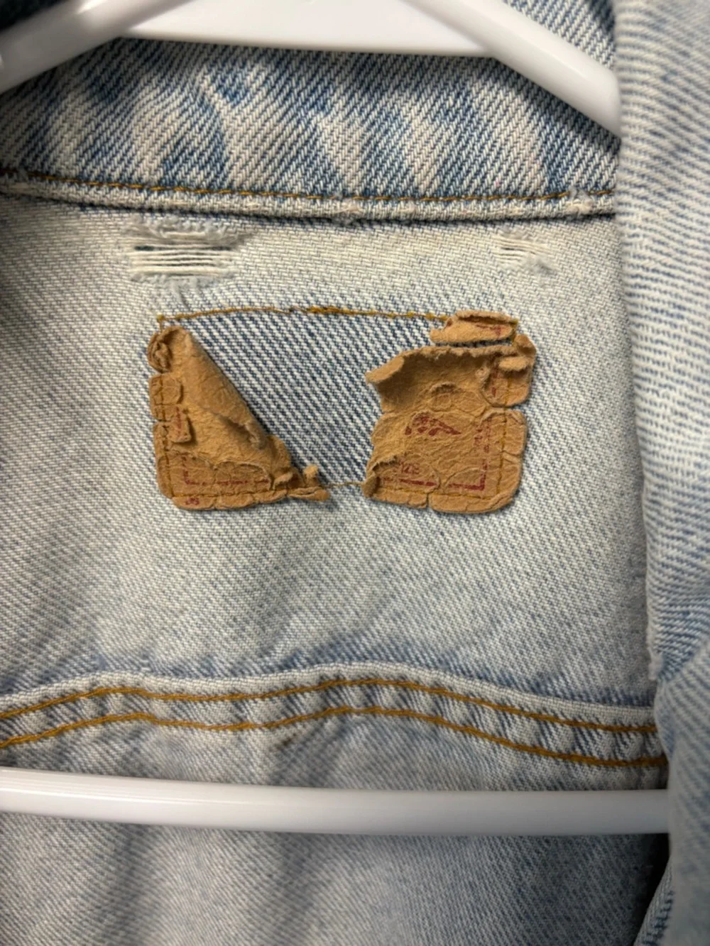 Vintage Levi's Light Blue Denim Jacket with Colorful 80’s Pins - Picture 6 of 10